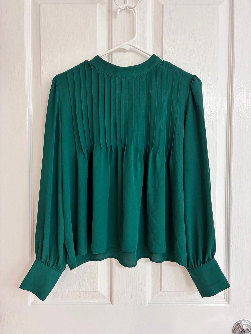 ANN TAYLOR. Women’s Emerald Green Pleated Blouse. small.